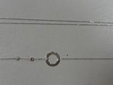 un mur sur lequel sont accrochés tout un tas de colliers de différents types