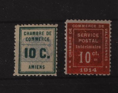 deux timbres de couleurs différentes sur un fond noir
