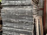 un tas de bois empilé les uns sur les autres dans un entrepôt