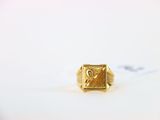 Gros plan sur une bague en or ornée d'une croix