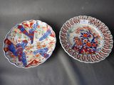 deux assiettes posées sur une table