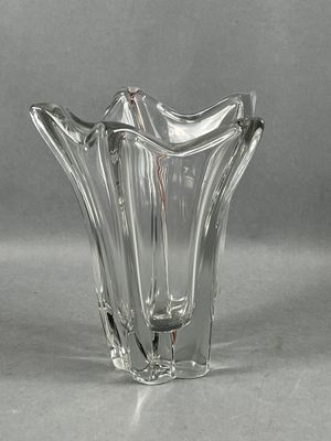DAUM France. Important vase en cristal moulé.