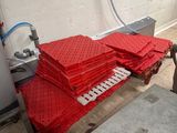 beaucoup de draps rouges posés sur une table dans une pièce