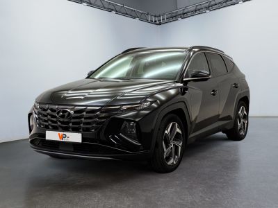 Un SUV noir est garé dans une grande pièce.