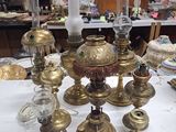 une table sur laquelle sont posés de nombreux objets anciens