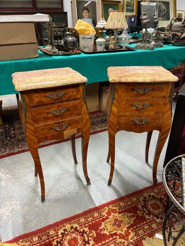 Paire de chevets de style Louis XV en placage de bois de violette