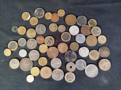 beaucoup de pièces qui sont sur la table
