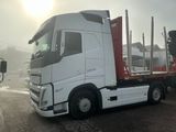 un camion blanc garé sur le parking