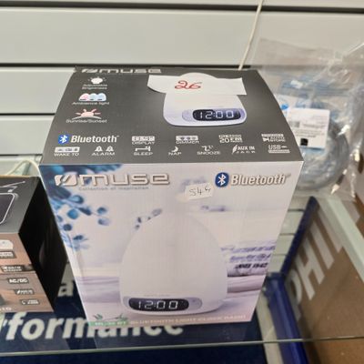 une boîte contenant un appareil Bluetooth exposée dans un magasin
