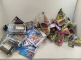un tas de jouets et d'autres objets dans une boîte blanche