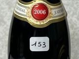 une bouteille de vin posée sur une table