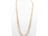 un collier à chaîne en or sur un mannequin blanc