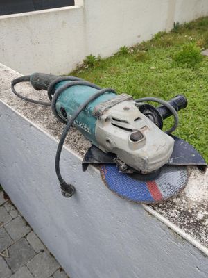 une machine posée contre le mur d'un immeuble