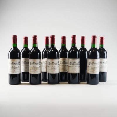 six bouteilles de vin rouge alignées