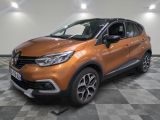 le nouveau renault c - cross suv est présenté dans un showroom