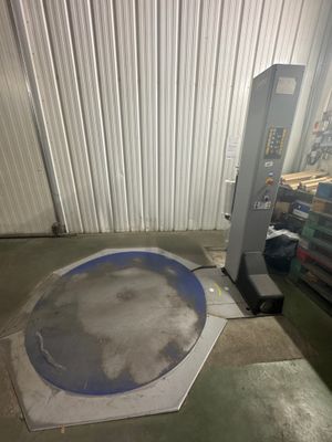 une image d'une machine dans un entrepôt