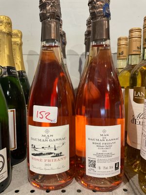 plusieurs bouteilles de vin sont alignées sur une étagère