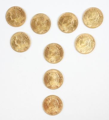un ensemble de pièces d'or disposées en forme de cœur