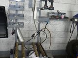 une photo d'un établi dans un garage avec des outils dessus