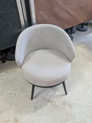 une chaise qui se trouve au milieu d'une pièce