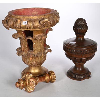 paire d'urnes anciennes en bronze avec un couvercle en marbre rouge