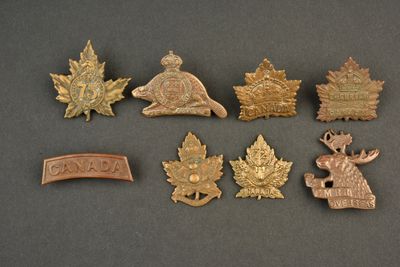 plusieurs types différents d'insignes militaires canadiens sur un fond noir