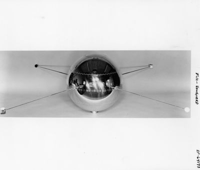 photographie en noir et blanc d'un avion de chasse suspendu dans les airs
