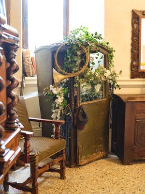 une pièce avec un miroir, une chaise et une table