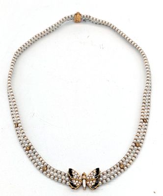 gros plan d'un collier sur une surface blanche