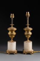 Paire de PIEDS de LAMPE en forme CASSOLETTES à motifs de vég…