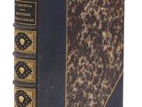 un vieux livre à la couverture noire et aux tranches dorées