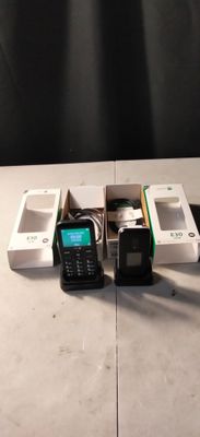 trois téléphones portables posés côte à côte sur une table