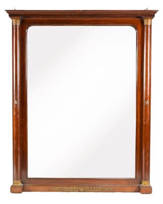 un miroir ancien avec un cadre en bois et des finitions dorées