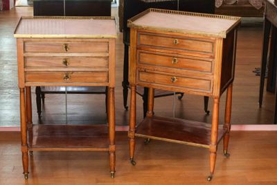 deux tables en bois avec tiroirs dans une pièce