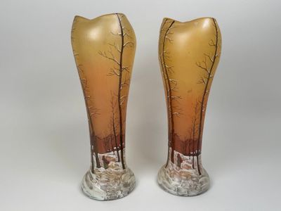 une paire de vases peints à la main, représentant des arbres sur fond blanc