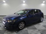 une voiture bleue garée dans un garage au sol en damier