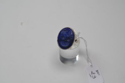 une bague en argent ornée d'une pierre de lapis-lazuli au centre