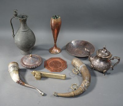 beaucoup d'objets en argent posés sur une table