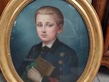 portrait d'un jeune garçon en uniforme militaire tenant un livre