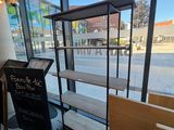 une affiche devant la vitrine d'un café