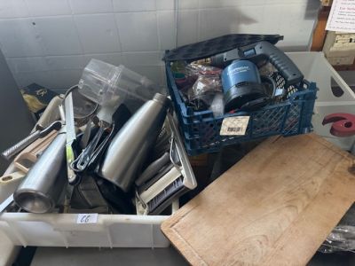 un tas d'ustensiles de cuisine divers dans un bac