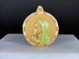 l'image d'une médaille d'or sur laquelle figure le visage d'une femme