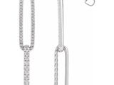 une paire de boucles d'oreilles en or blanc serties de diamants, sur fond blanc