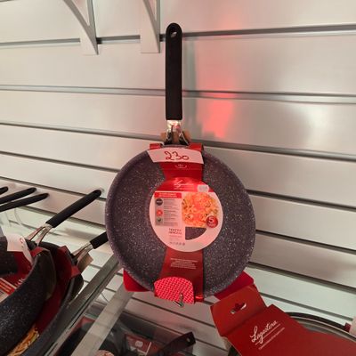 une poêle accrochée au mur d'un magasin