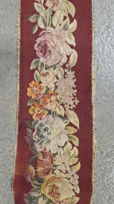 un gros plan sur un ruban à motifs floraux rouges et jaunes