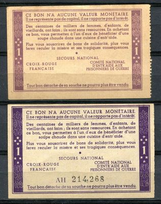 un gros plan sur deux types de tampons différents posés sur une surface en bois