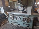 une machine qui se trouve à l'intérieur d'un bâtiment