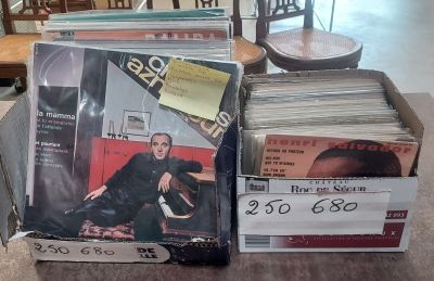une pile de disques posée sur une table dans un magasin
