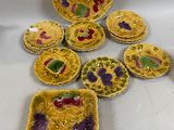 Des assiettes et des bols jaunes et violets sont disposés sur une surface blanche