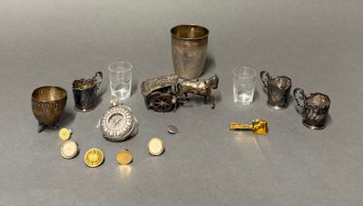 beaucoup d'objets en argent sur la table